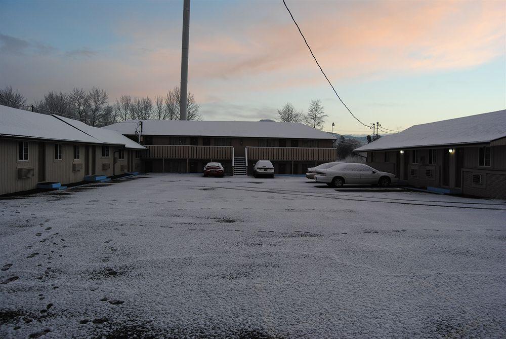 Relax Inn Of Medford Exterior photo