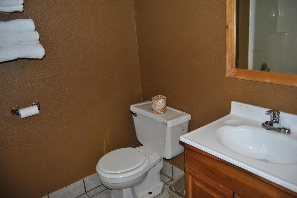 Relax Inn Of Medford Exterior photo